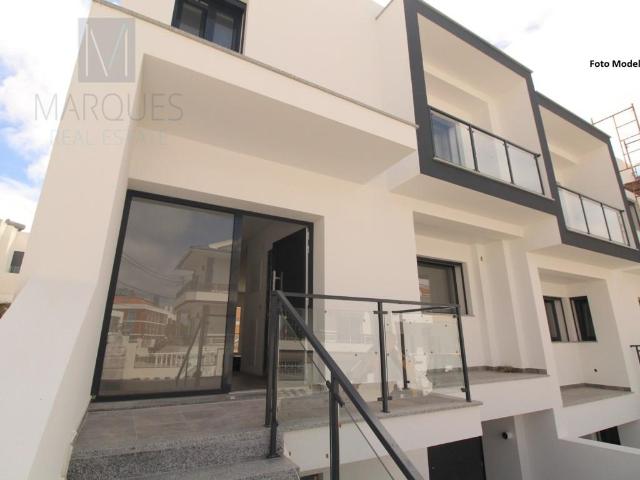 Moradia V2 com Garagem e Logradouro em Vale de Milhaços Co. 99m² Corroios