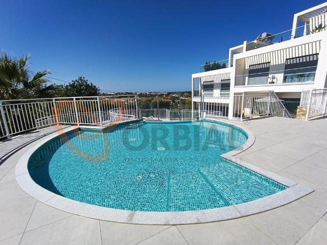 Moradia V2 com garagem e piscina para venda em Albufeira 127m² Guia