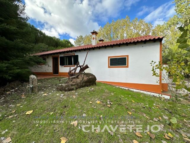 Moradia V2 com garagem e terreno com 16.815 m2 perto da Albu. 87m² São Pedro De Tomar