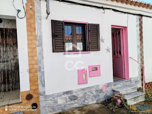 Moradia V2 com quintal em Entradas | 25043929806