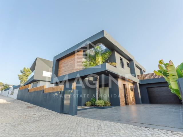 Moradia V2, de Arquitetura Moderna com Piscina e jardim Urbanização Jardins de Santiago em Setúbal