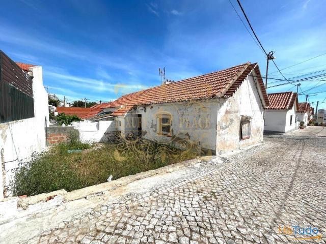Moradia V2 Para Recuperar No Centro de Sesimbra Exclusivo | 26084087254