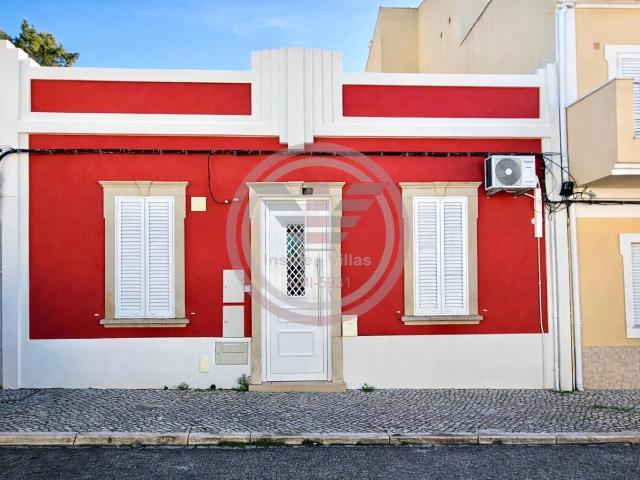 Moradia V2 Renovada em Loulé com Terraço e Espaço Exterior