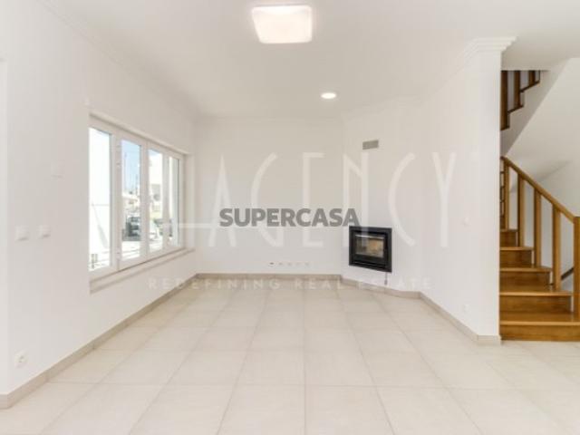 Moradia V3+1 Totalmente Remodelada na Ericeira