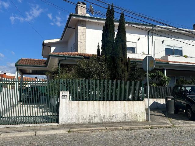 Moradia V3+1 c/ Garagem na Nogueira da Maia