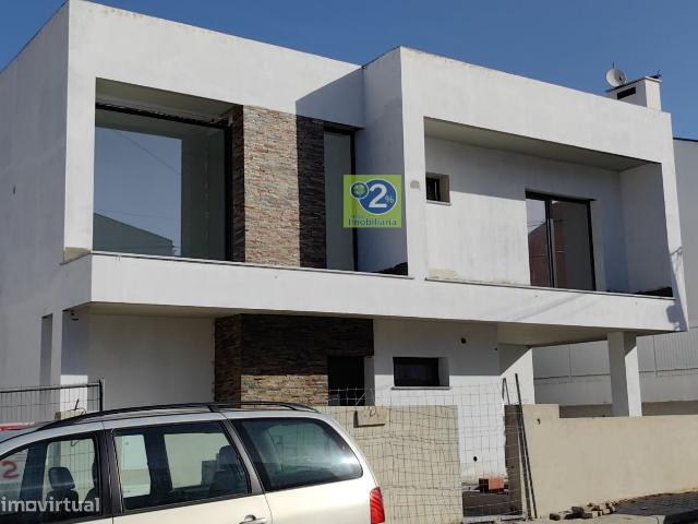 Moradia V3+1! Piscina e garagem