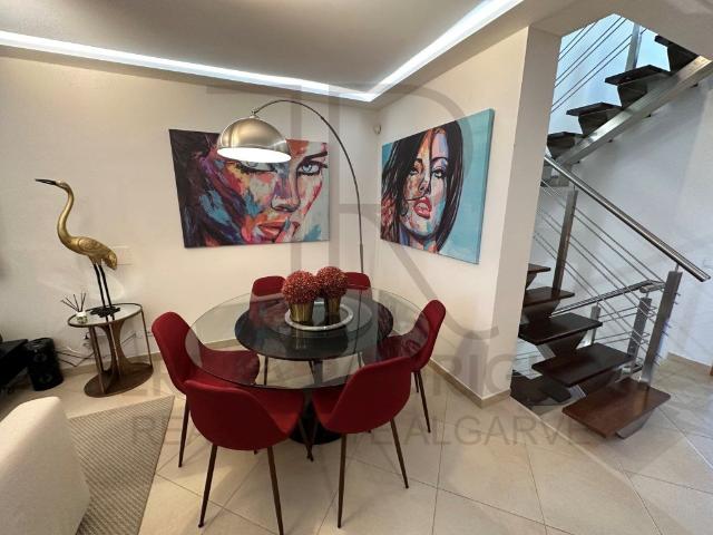 Moradia V3+2 com terraço, piscina e garagem no centro de Vil. 105m² Quarteira