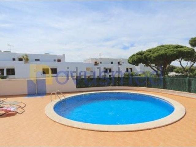 Moradia V3+2 em banda inserida num condomínio com piscina e. 210m² Quarteira