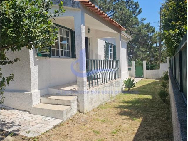 Moradia V3 na Charneca da Caparica com quintal e com cozinha equipada. Ref. 5871
