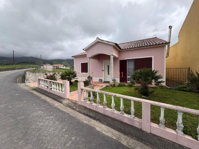 Moradia V3 com Terreno de 1.392 m² na Lomba do Pomar – Povoação