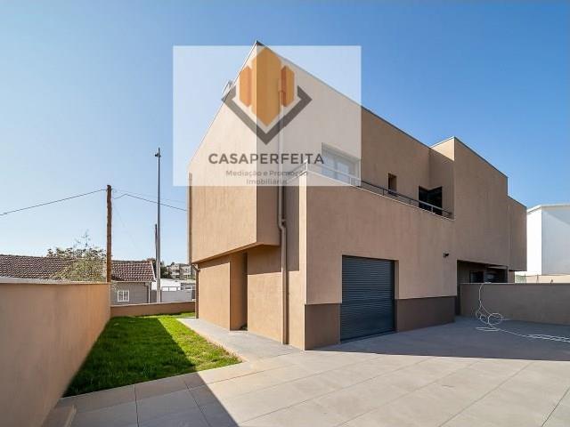 Moradia V3 com Espaço Exterior Privado em Condomínio Fechado. 155m² Da madalena e samaiões