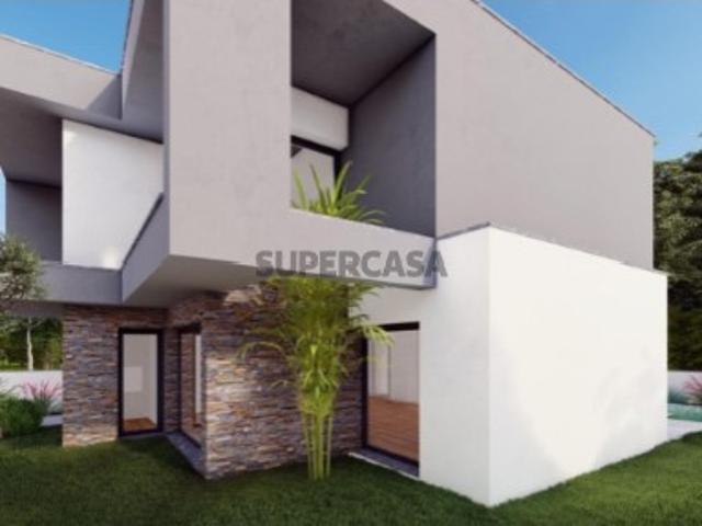 Moradia V3 com Garagem, Jardim e Piscina na Aroeira