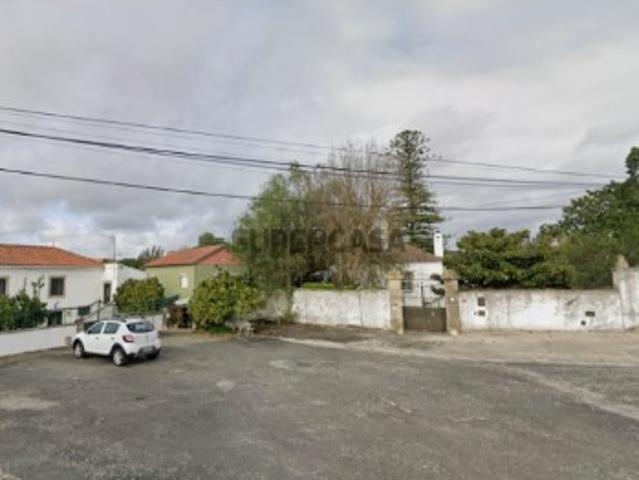 Moradia V3, com logradouro, em Almargem, Sobral de Monte Agraço
