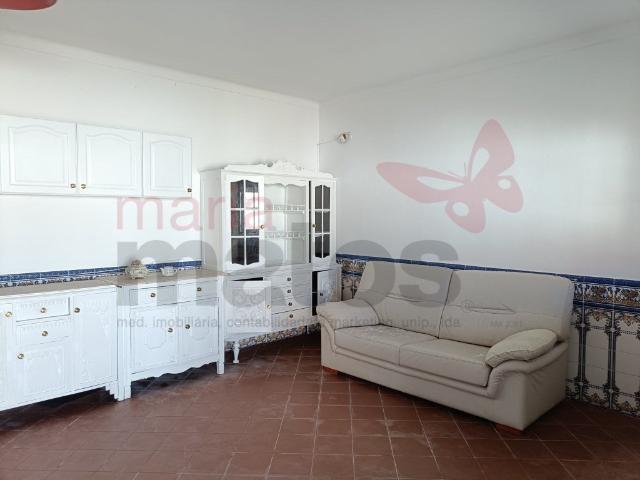 Moradia V3 com páteo localizada na Freguesia de São Bartolom. 115m² da Lourinhã e Atalaia