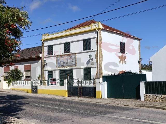 Moradia V3 com páteo localizada na Freguesia de São Bartolom. 115m² da Lourinhã e Atalaia