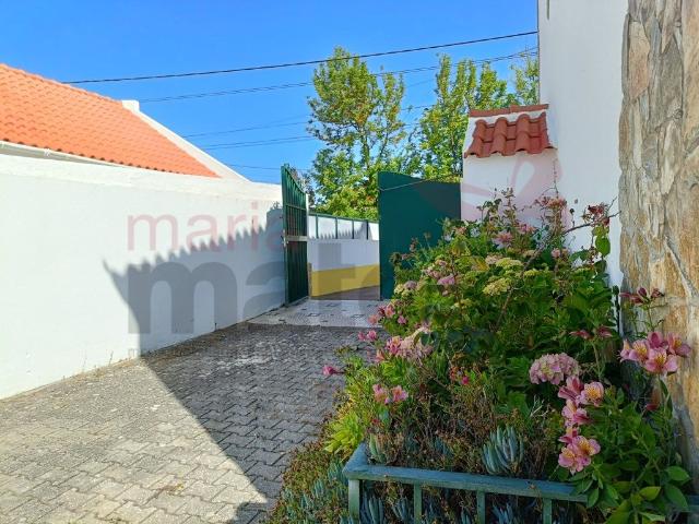 Moradia V3 com páteo localizada na Freguesia de São Bartolom. 115m² da Lourinhã e Atalaia