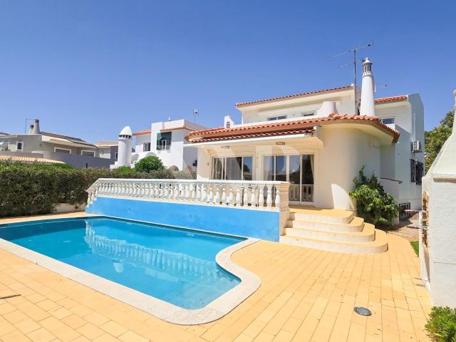 Moradia V3 com Piscina a 50 Metros do Campo de Golfe, Vilamoura
