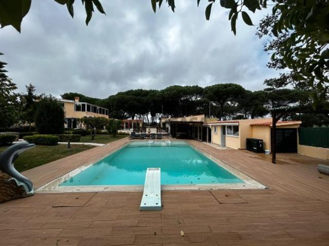 Moradia V3 com piscina e terreno rustico em Terrugem, Sintra