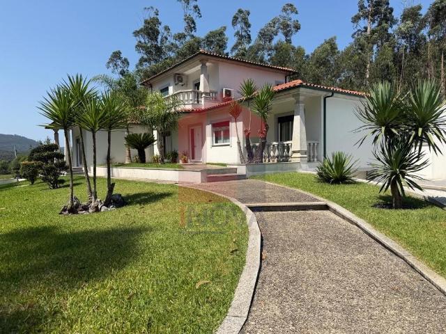 Moradia V3 com Piscina em Arcozelo, Vila Verde