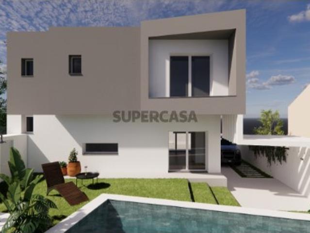 Moradia V3 com Piscina em Trajouce