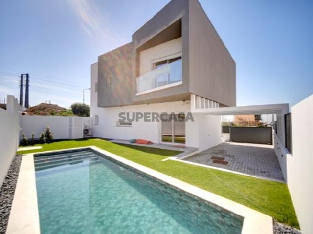 Moradia V3 com Piscina em Trajouce