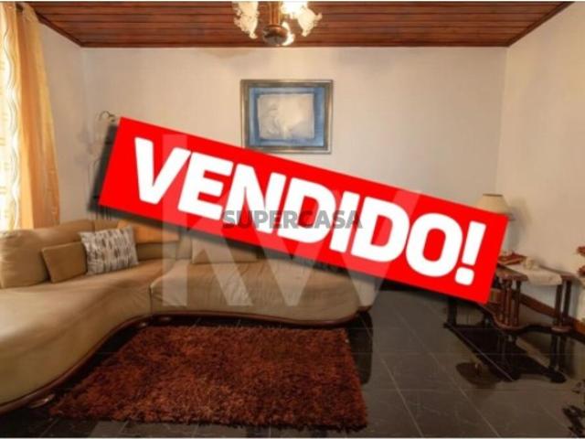 Moradia V3, com quintal, e terraço, Arrifes, Ponta Delgada, Ilha de São Miguel