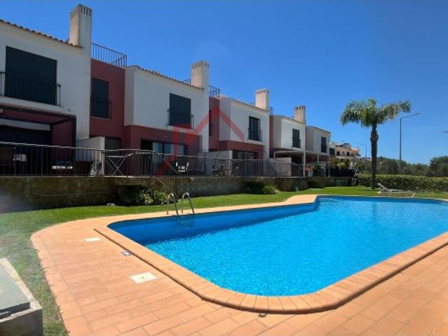 Moradia V3 de Design Contemporâneo em Condomínio Privado com Piscina