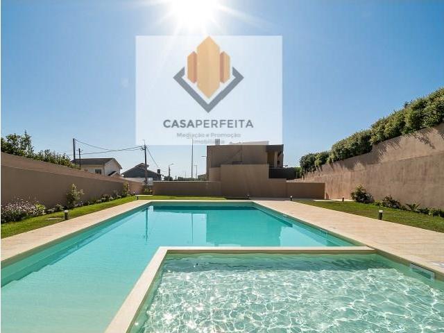 Moradia V3 de 3 Frentes com Terraço e Jardim em Condomínio F. 159m² Da madalena e samaiões
