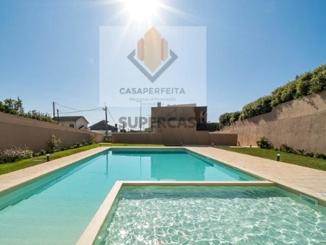 Moradia V3 de 3 Frentes com Terraço e Jardim em Condomínio Fechado com Piscina Praia da Madalena