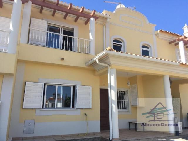 Moradia V3 em Banda Mosqueira Albufeira