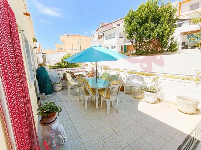 Moradia V3 em perfeito estado localizada no Seixal, concelho. 179m² da Lourinhã e Atalaia