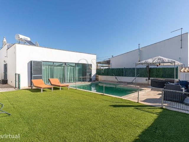Moradia V3 isolada com um anexo adicional, piscina e jardim totalmen