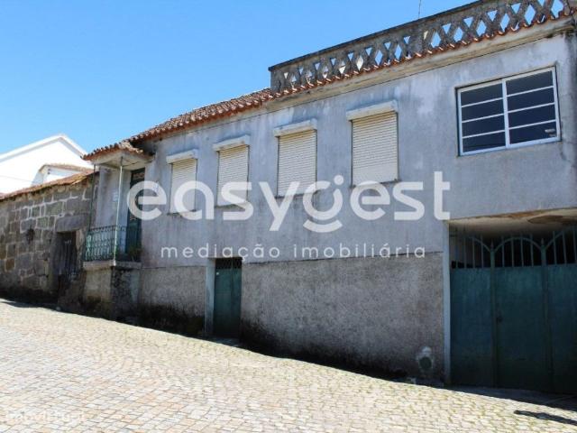 Moradia V3, localizada em aldeia tpica de Lobelhe do Mato