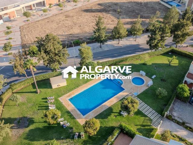 Moradia V3 renovada, numa zona calma perto da praia e da mar. 158m² Quarteira