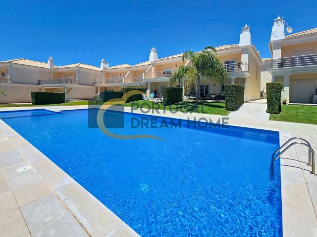 Moradia V3 situada na zona da Branqueira, complementada por. 258m² Albufeira e Olhos de Água