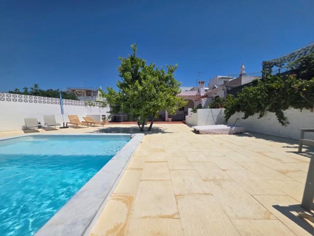 Moradia V3 + T0, com piscina, Olhão, Algarve