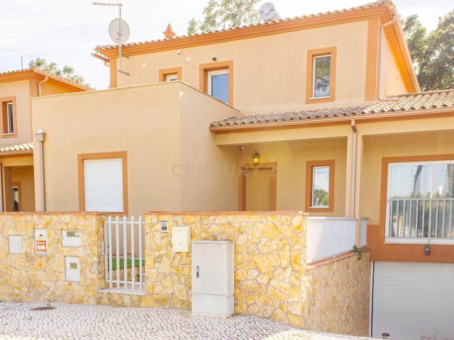 Moradia V3 Tunes com Garagem, Logradouro, Funcional com Luz Natural em Todas as Divisões