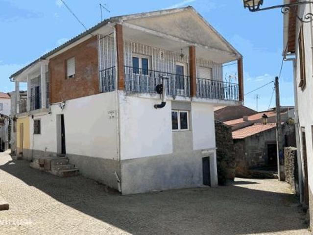 Moradia V3 Vila Flor Oportunidade!