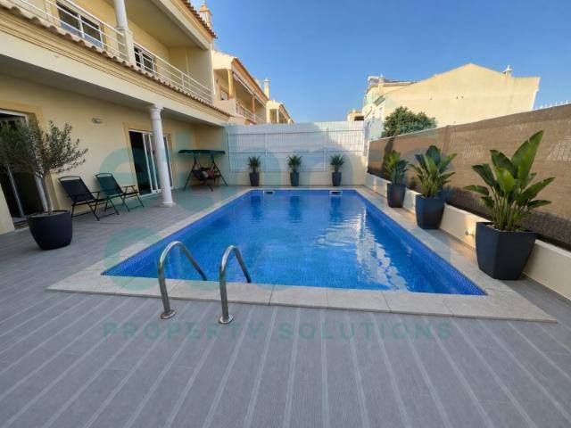 MORADIA V3 VOM GARAGEM E PISCINA PARA ARRENDAMENTO
