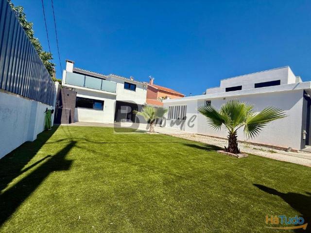 Moradia V3 + 1 Totalmente remodelada na Aroeira, Charneca de Caparica | 26064089980