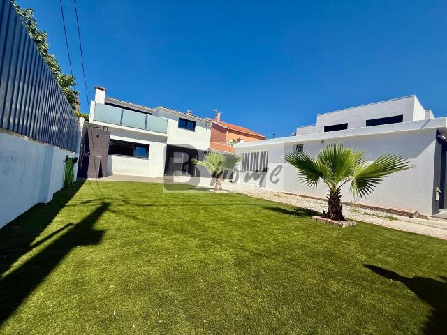 Moradia V3 + 1 Totalmente remodelada na Aroeira, Charneca de Caparica