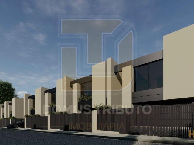 Moradia V3, 2 frentes, com 3 suítes, garagem fechada para 2 carros, varandas, terraços e jardim. | 25063924955