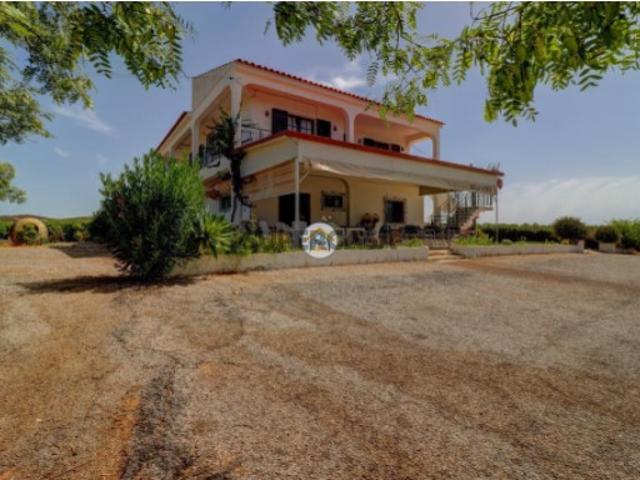 Moradia V com Restaurante em Funcionamento, Terreno de 1 Hectare e Vista Mar Próximo de Tavira