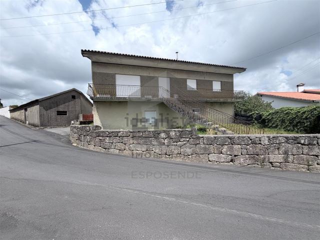 Moradia, Vila Cova e Feitos