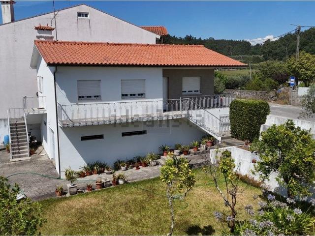 Moradia, Vila Cova e Feitos