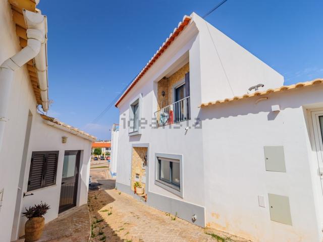 Moradia, Vila do Bispo e Raposeira