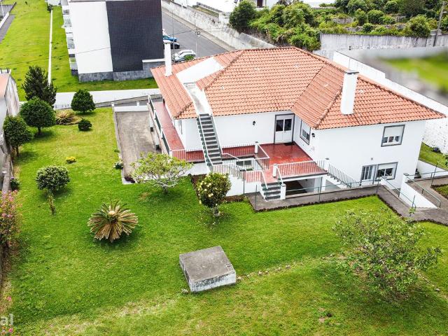 Casa Isolada com Jardim e Terrao em Vila Franca do Campo