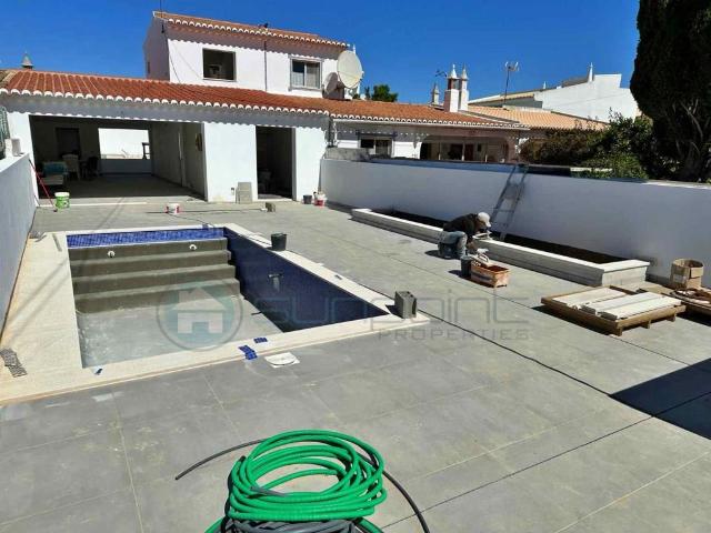 Moradia 2 +1 Quarto em renovação, jardim, excelente exposiçã. 110m² Praia da luz