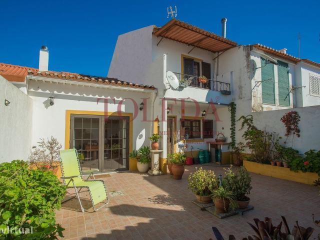 Moradia 2 pisos com 3 Quartos, Logradouro e Garagem