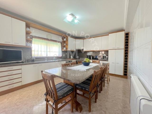 Moradia 3 Frentes com Piscina, Arrumos e Garagem na Aguiar, Gondomar